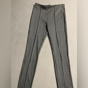 Tahari black and white design Jeggings